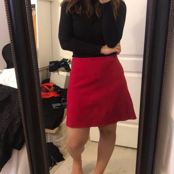Theory red skirt. 97% virgin wool 3% elastic. - Picture 4 of 5